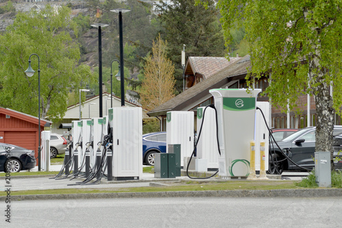 Öffentliche E-Ladestation in Eidfjord, Norwegen. Moderne Schnellladestation für Elektroautos am Hardangerfjord – nachhaltige Mobilität, Tourismus und Reisen in Skandinavien.