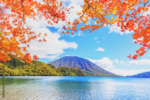 中禅寺湖、千手ヶ浜の紅葉　中央の山は男体山　日光市 栃木県