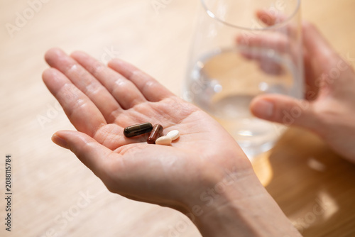 薬を飲む女性