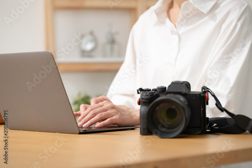  写真を編集する女性