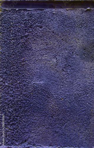 Fotografie Purple pebbledash wall texture with weathered mossy coping
