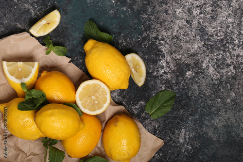 Obraz na plátne Fresh organic lemon for healthy eating