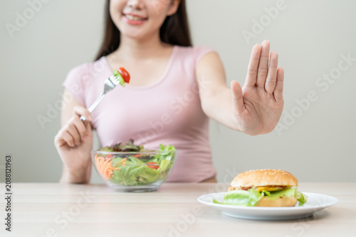 Foto A person who avoids eating high-calorie junk food in high calories to control ch