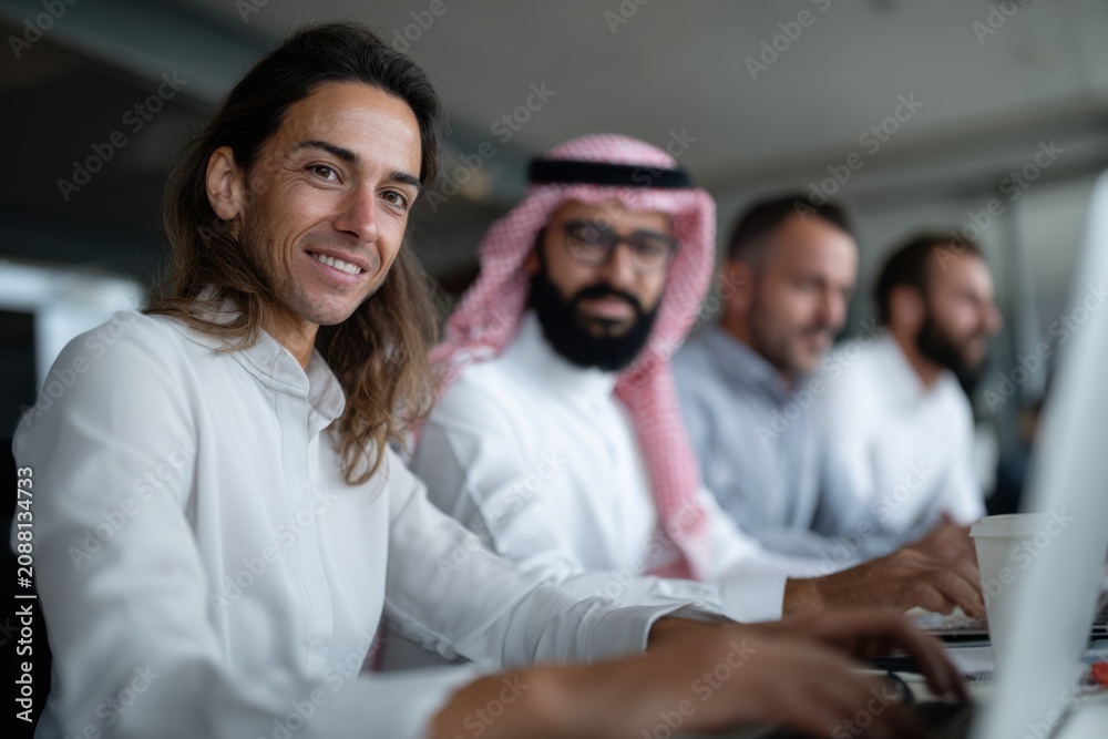 Obraz premium Side View Successful Mixed Business People Arabic Indian Office Meeting