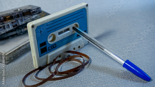 Obraz na płótnie Cinta de cassette retro con la cinta fuera y un bolígrafo para rebobinar