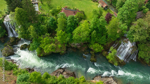 Foto Drone captures beautiful canyon village of Rastoke near Slunj