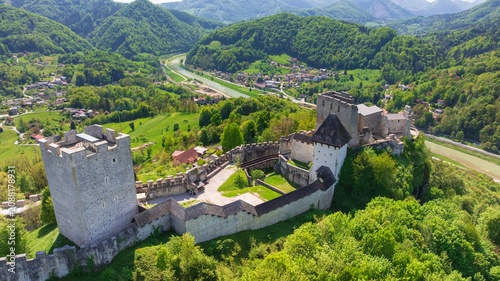 Cuadro en lienzo Drone captures majestic historic Celje Castle standing on green hill
