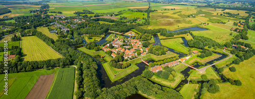 Foto A panoramic aerial view beside the old town  Bourtange in the netherlands on a s