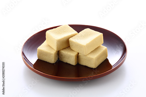 漆器に盛った高野豆腐　白バック