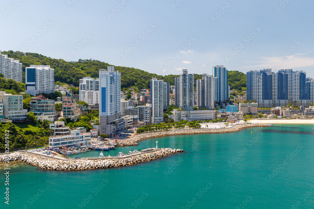 Naklejka premium Marine City skyline along the waterfront