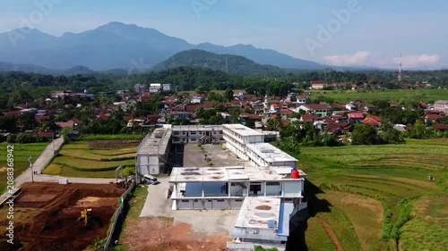 Box-shaped (square or cube) building construction is very popular because it offers maximum space efficiency, ease of planning, and more affordable construction costs. This design allows for the optim