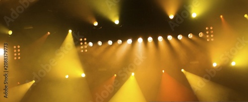 Tableau sur toile Golden beams cut through smoky air