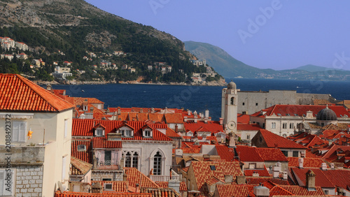Tableau sur toile Panoramic view of red rooftops, hills, oceanfront in Dubrovnik, Croatia