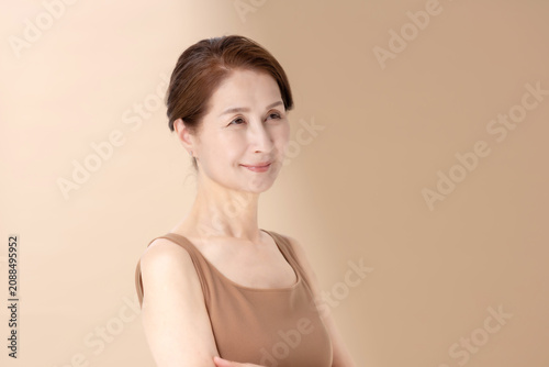 Naklejka 美容 女性 ベージュバック