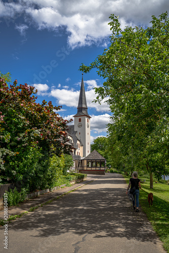 Zwischen den schattigen Bäumen tauchte plötzlich der Kirchturm von Detzem auf, als hätte er nur darauf gewartet, entdeckt zu werden.