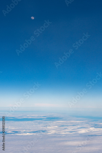 飛行機から望む青空と雲と月　日本の風景