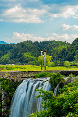 日本　大分の原尻の滝と鳥居の風景
