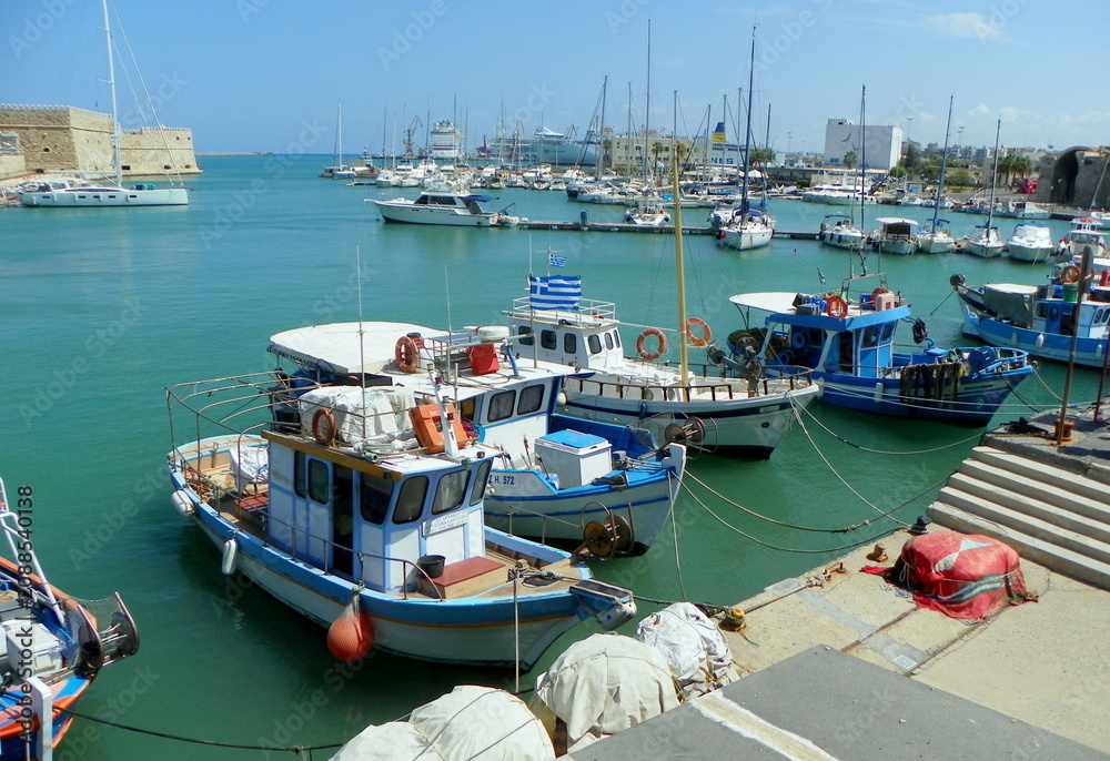 Obraz premium Greece, Crete, Heraklion, Sofoklis Venizelou Avenue, view of the port, marina and Venetian Fortress Rocca a Mare