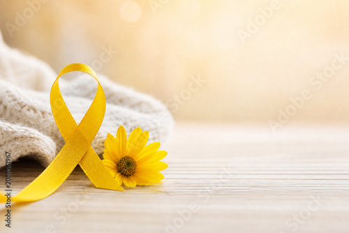Fita Amarela e Flor sobre Fundo Neutro com Espaço para Texto - Campanha de Prevenção ao Suicídio Setembro Amarelo