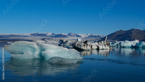 Foto Breathtaking View of Floating Icebergs in Jokulsarlon Glacier Lagoon during a Cl