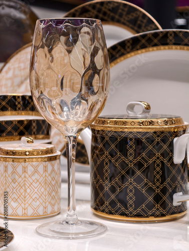 Fotografía Shiny drinking glass highlights a stylish table with upscale dining decor in bac