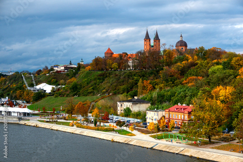 Obraz na plátně Scenic autumn landscape of Plock Tumskie Hill with historical cathedral, castle and Vistula river embankment