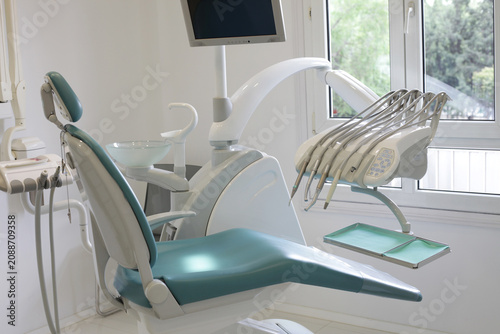 Canvastavla modern dental clinic treatment chair with equipment and monitor in bright examin
