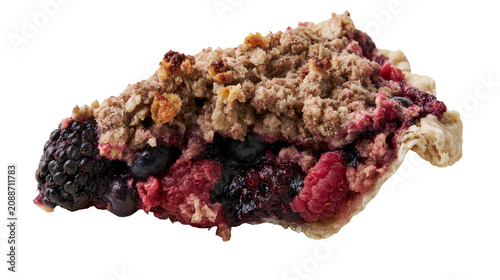 фотографія Berry crumble pie slice with flaky crust and streusel topping, isolated on trans