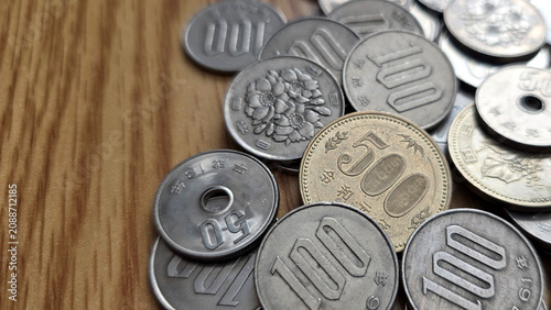 Schilderij op canvas collection of japanese 500, 100 and 50 yen coins scattered in a pile on a wood s