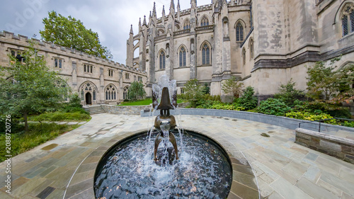 Foto Tranquil courtyard of Washington National Cathedral featuring ornate architectur