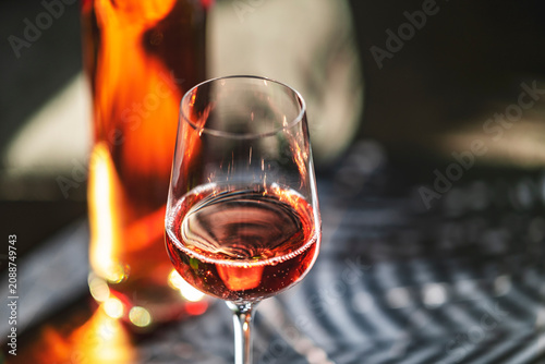 Foto Sparkling rose wine glass close up under restaurant light