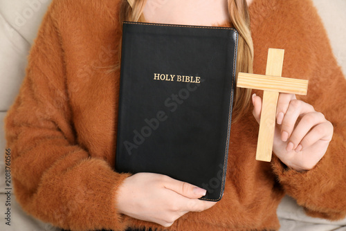 Young woman with wooden cro...