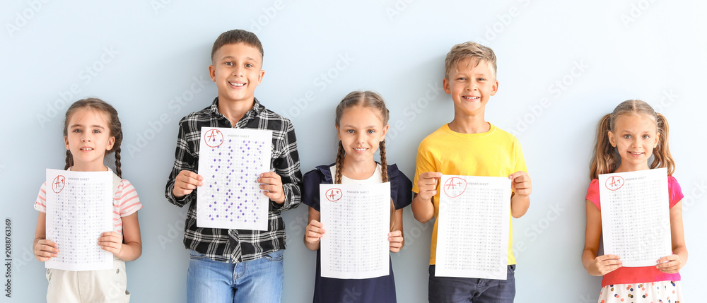 Obraz premium Group of children proudly showing test papers with high grades