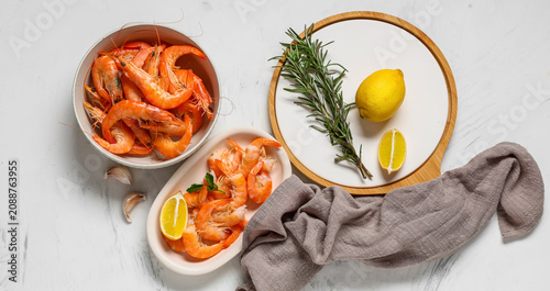 Fresh cooked shrimp with le...