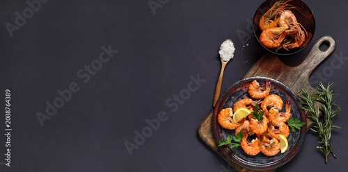 Cooked shrimp with lemon an...