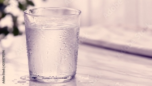 結露したグラスに入った冷たい水 夏の水分補給イメージ
