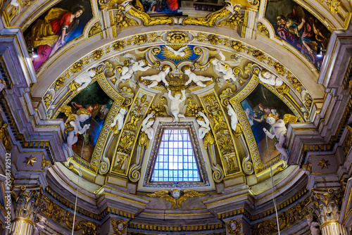 Foto Ornate ceiling inside the Duomo di Urbino, Italy, featuring a central dove and c