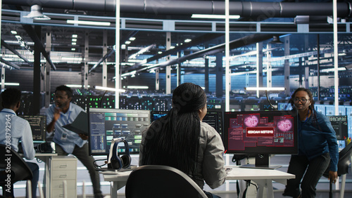 Fotografía Data center coworkers react to unauthorized system access on a computer, securing server equipment and protecting confidential data