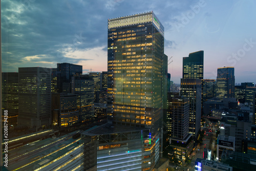 Foto Tokyo Business District at Blue Hour with Modern Office Towers, Railway Infrastr