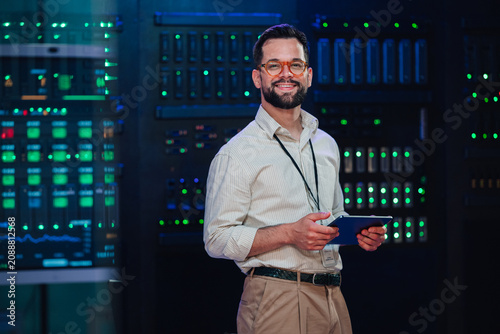 Foto It expert smiling in data center managing cloud computing infrastructure and dig