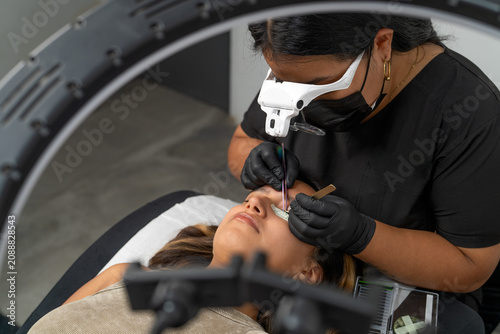 Canvastavla Beautician applying eyelash extensions to client