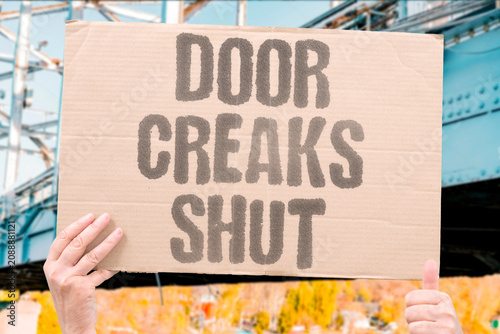 Foto "Door creaks shut" Cabinet closes with a groan