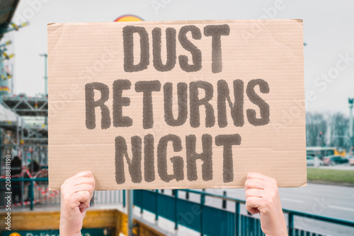 Konstfotografi "Dust returns night" Lint appears in same spot daily