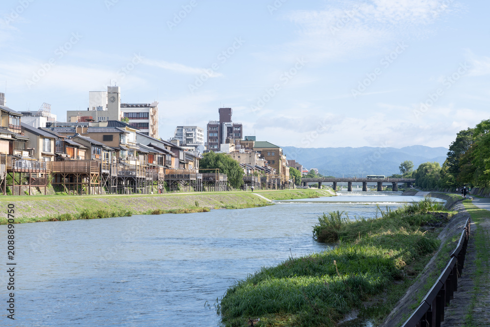 Fototapeta premium 京都 鴨川と納涼床