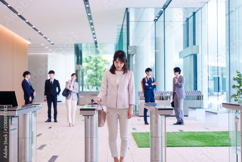 落ち込んだ気持ちでオフィス出社する女性