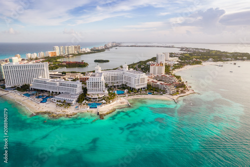 Foto Aerial panoramic view of Cancun beach and city hotel zone in Mexico