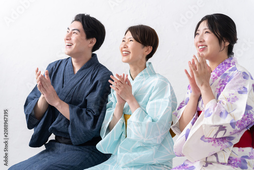 見上げる浴衣の男女
