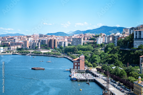 Foto Portugalete city along nervion river in basque country