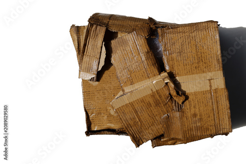Foto A heavily damaged, wet, and torn brown corrugated cardboard box.