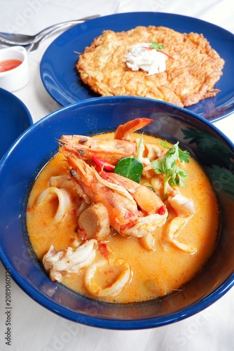 Canvas Print Thai popular dish, spicy seafood Tomyum soup and crab meat Thai omelet